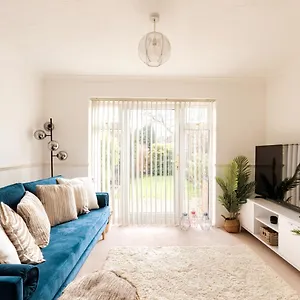 Surrey - 2 Bedroom House, Rh1, Contractors Welcome, Sleeps 5 Max, 2 Parking Spaces, Near Town Centre, Train Station And Gatwick Airport Apartment Redhill (Surrey)