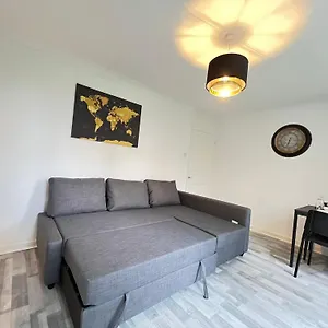 2 Bed Flat In Canary Wharf Apartment London